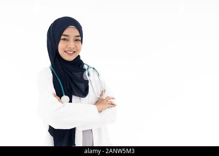 Portrait de femme médecin musulmane certains professionnels médicaux assis en salle d'examen à l'hôpital clinique. Expression visage positif Banque D'Images