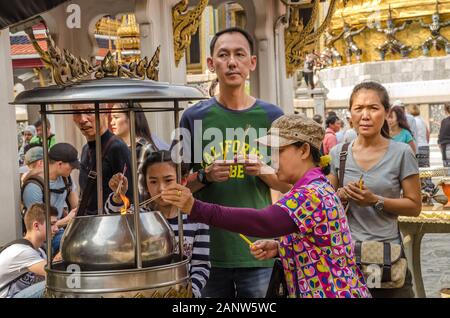 BANGKOK, THAÏLANDE - déc. 23, 2018 : Les gens rendant hommage avec d'encens sur Joss-stick pot dans le Temple du Bouddha d'Émeraude (Wat Phra Kaew). Banque D'Images