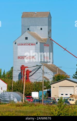 Les silos à grains à Rosthern, Saskatchewan, Canada Banque D'Images