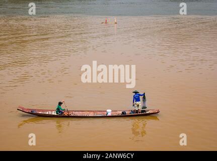 Les hommes de pirogue de pêche traditionnelle, Mékong, Luang Prabang, Laos, Asie du sud-est Banque D'Images