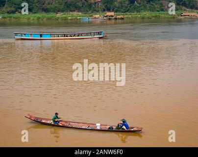 Les hommes de pirogue de pêche traditionnelle, Mékong, Luang Prabang, Laos, Asie du sud-est Banque D'Images