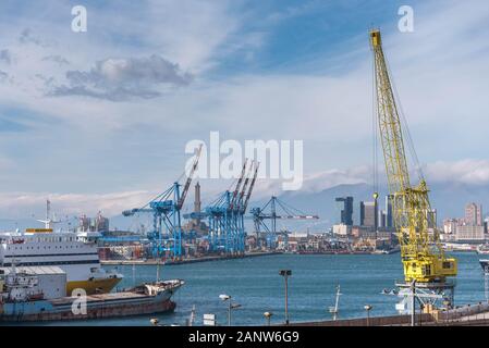 Genova, Gênes, Italie: Terminal de transport et de conteneurs, grues latérales de quai de chargement dans le port de Gênes et phare de Lanterna Banque D'Images