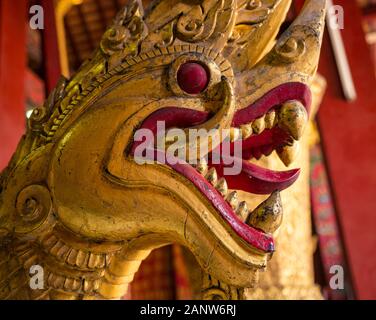 Golden dragon head, Wat Xien Thong temple, Luang Prabang, Laos, Asie du sud-est Banque D'Images