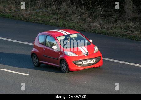 2007 Peugeot 107 Sport XS à hayon ; circulation automobile, transport, moderne, voitures berline, Direction sud sur l'autoroute M61, Manchester, Royaume-Uni Banque D'Images