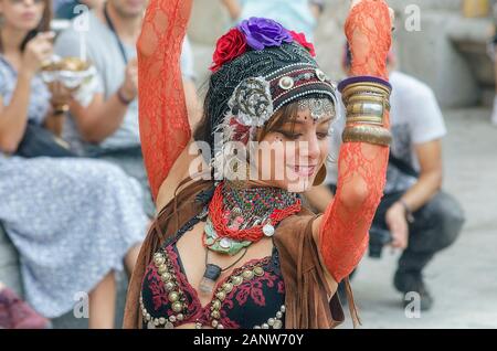 Les danses sacrées. Légales. Belle femme danse avec ses mains en l'air, dans la place San Diego, Alcala de Henares (Madrid - Espagne) Banque D'Images