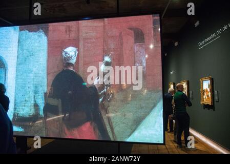 Les visiteurs de l'exposition du peintre Pieter de Hooch à Delft Banque D'Images