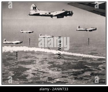 B-17 Bomber Vintage années 1940 Seconde Guerre mondiale huitième Air Force B-17 bombarder à la lumière du jour les chantiers de chemin de fer de Donauworth, Allemagne nazie, en avril 1945. Le bombardement de lumière du jour allié était maintenant la norme, en 1945 il y avait peu de résistance de la Luftwaffe.la fumée est d'un marqueur signalant la zone de la bombe. Deuxième Guerre mondiale Banque D'Images