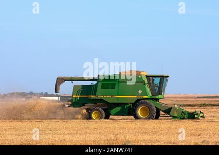 Moissonneuse-batteuse dans un champ, Saskatchewan, Canada Banque D'Images
