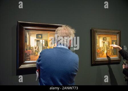 Les visiteurs de l'exposition du peintre Pieter de Hooch à Delft Banque D'Images