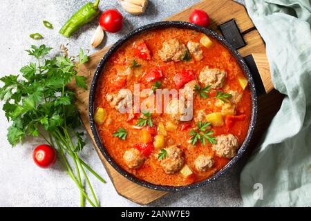 Cuisine mexicaine et espagnole - Albondigas. Ragoût Chaud Soupe de tomates aux boulettes de viande et de légumes. Vue de dessus sur une mise. Banque D'Images