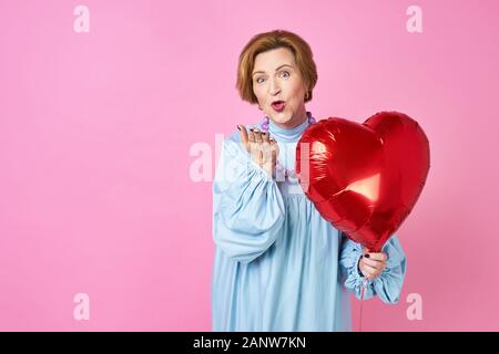 Belle femme de funky souffle un baiser. Les personnes âgées. un avant-poste pour les sites de rencontres, une agence de mariage. Félicitations pour la Saint-Valentin Banque D'Images