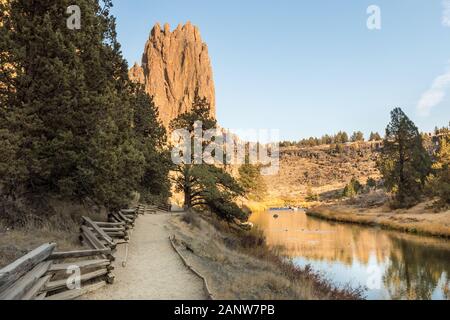 Le sentier le long de la rivière Crooked comme il passe Smith Rock State Park Banque D'Images