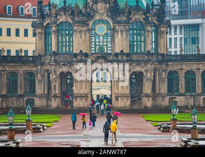 Dresde, Allemagne - le 22 septembre 2014 : Zwinger de Dresde en Allemagne, la Saxe, l'Europe. Les gens de marcher sous les parasols dans la pluie Banque D'Images