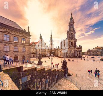 Dresde, Allemagne - le 22 septembre 2014 : avec Hofkirche Katholische du château de Dresde sur la gauche et sur la droite. Semperoper Les gens qui marchent à la cathédrale Banque D'Images