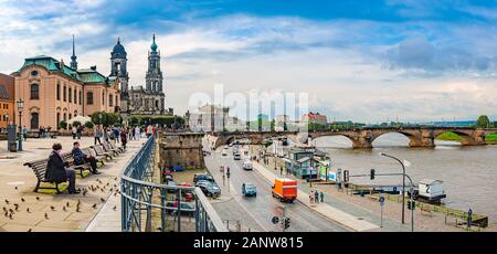 Dresde, Allemagne - le 22 septembre 2014 : Hofkirche Katholische Semperoper à gauche et à droite. Les gens à l'Elbe avec le pont en arrière-plan. Banque D'Images