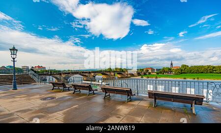 Vue du remblai sur rivière de l'Elbe à Dresde, Saxe, Allemagne, Europe. Blue cloudy sky en arrière-plan. Banque D'Images