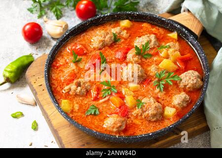 Cuisine mexicaine et espagnole - Albondigas. Ragoût Chaud Soupe de tomates aux boulettes de viande et de légumes. Banque D'Images