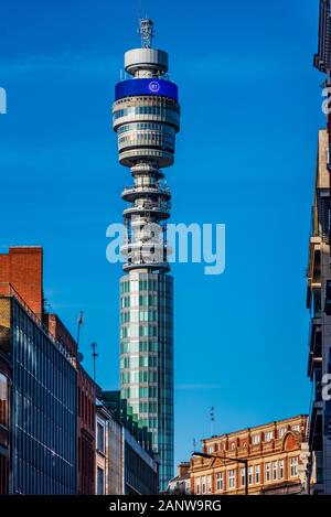 BT Tower Londres avec nouveau logo BT 2019. La BT Tower ouvert en 1965. Banque D'Images