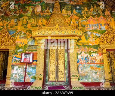 Riche décoration colorée illustrant les histoires de Bouddha à l'entrée du temple, Luang Prabang, Laos, Asie du sud-est Banque D'Images
