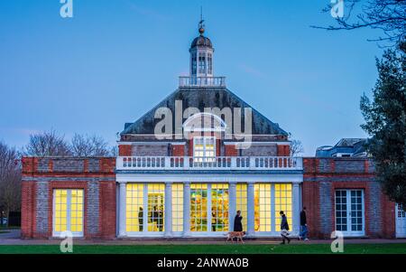 La Serpentine Gallery de Londres - Londres galeries Serpentine dans Hyde Park. Créé en 1970, un ancien pavillon de thé construit 1933-34, Arch. James Gray Ouest. Banque D'Images