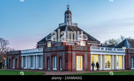 La Serpentine Gallery de Londres - Londres galeries Serpentine dans Hyde Park. Créé en 1970, un ancien pavillon de thé construit 1933-34, Arch. James Gray Ouest. Banque D'Images