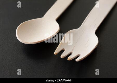 Close up de fourchette et cuillère en bambou durable sur fond noir. L'éco-friendly bamboo vaisselle Papier et emballage à emporter. Le bambou est Banque D'Images