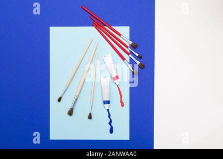 concept de conception. les brosses pour aquarelles et les peintures aquarelles se trouvent sur la toile de la table Banque D'Images