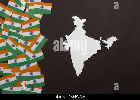 26 Jan Republic Day, photo d'un drapeau indien avec une carte indienne sur fond noir, tricolore, safran, vert et blanc, représentant du 26 janvier Banque D'Images