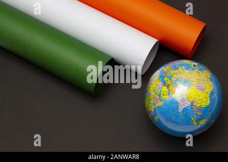 26 Jan Republic Day, Head-on shot of Indian Flag composé de papiers graphiques avec World map globe, espace de copie pour le texte, tricolor, safran, vert et whi Banque D'Images