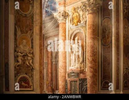 VATICAN - Le 11 novembre 2018 : l'intérieur de la basilique Saint Pierre, Rome, Italie. L'église Saint Pierre San Pietro est l'un des principaux monuments de Rome. St Peter Banque D'Images