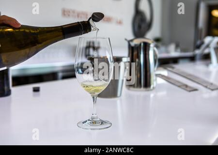 Bouteille de vin blanc vert antique avec joint bouchon verseur, verser le vin sur la mise au point sélective wineglass, barman vue sur le comptoir du bar de verres Banque D'Images