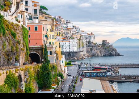 Amalfi, Italie - 01.11.2019 : Amalfi cityscape sur la côte de la mer méditerranée Banque D'Images