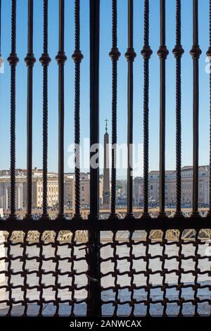 Porte de fer et d'arche à l'entrée de la Basilique Saint Pierre à la place Saint Pierre au Vatican Banque D'Images