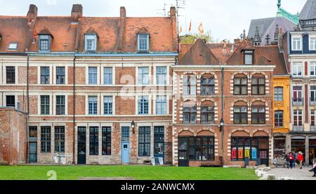 Maisons médiévales sur la place Louise de Bettignies, partie du Vieux-Lille, un quartier du centre-ville historique de Lille. Flandre, France. Banque D'Images