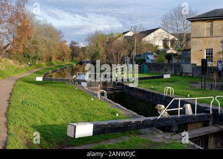 Top Lock de Caen Hill Locks sur le Kennet & Avon Canal, Devizes, Wiltshire Vue du pont de la vieille ville de Devizes, Northgate Street Banque D'Images