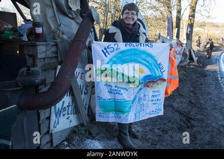 Au Harefield, UK. 19 janvier, 2020. Sarah Green, de sauver de la Colne Valley détient un peint à la bannière en Harvil Road camp de protection de la faune. Des militants d'extinction la rébellion, Stop HS2 et enregistrer de la Colne Valley assister à un 'Stand pour l'arbre, ce cas coïncident avec le travail d'abattage pour HS2 ont repris le camp d'où un petit groupe d'enregistrer de la Colne Valley activistes avaient été expulsés par les huissiers agissant au nom de HS2 au cours de la semaine précédente et demi. 108 anciens bois sont définis pour être détruits par la liaison ferroviaire à grande vitesse. Credit : Mark Kerrison/Alamy Live News Banque D'Images