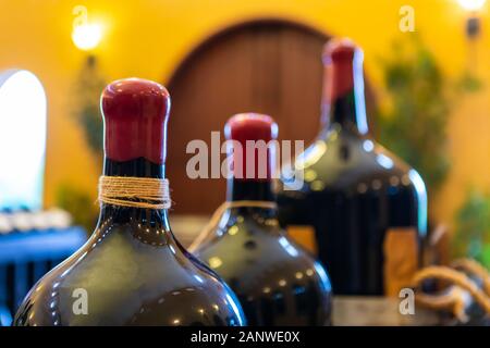 Ensemble de cire rouge-vin étanche de grande taille en verre bouteilles magnum haut focus sélectif close up, vins winery salle de dégustation le décor intérieur Contexte Banque D'Images