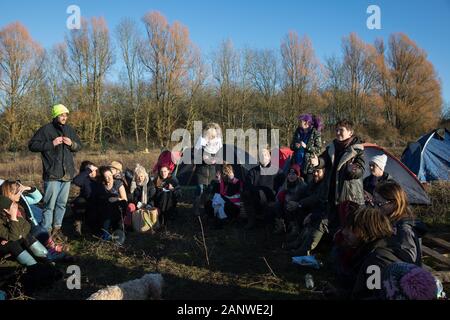 Au Harefield, UK. 19 janvier, 2020. Sarah Green, de sauver de la Colne Valley militants adresses de l'extinction la rébellion et arrêter HS2 la tenue d'une assemblée générale au cours d'une 'Stand pour l'arbre, ce cas coïncide avec l'abattage des travaux de la liaison ferroviaire à grande vitesse sur un terrain dont l'huissier agissant pour HS2 les militants avaient expulsé vivant dans le camp de la protection de la faune et de la route Harvil presque deux semaines auparavant. Les arbres derrière eux devraient être abattus de façon imminente pour HS2 ; 108 anciens bois seront détruites par la liaison ferroviaire à grande vitesse. Credit : Mark Kerrison/Alamy Live News Banque D'Images