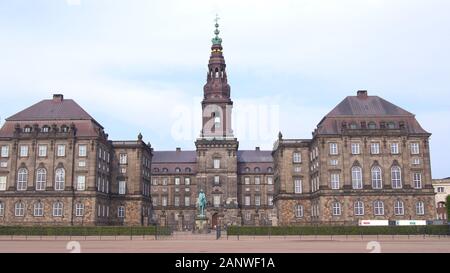 Copenhague, Danemark - May 05th, 2015 : Palais de Christiansborg, célèbre monument de la capitale danoise. Le château de Christiansborg, siège du Parlement européen sur Banque D'Images