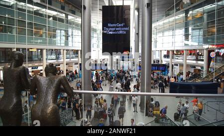 Copenhague, Danemark - 06 jui 2015 : intérieur de l'aéroport Kastrup avec comptoirs et les passagers, l'aéroport de Copenhague est la plus Keastrup Banque D'Images