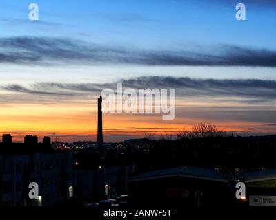 Vue sur la ville de Northampton montrant la Tour des remontées mécaniques nationales (Tour des remontées mécaniques express), silhouetted contre un coucher de soleil d'hiver coloré Northampton, Royaume-Uni Banque D'Images