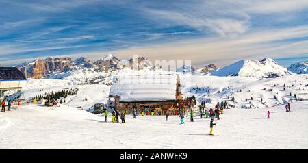 Cabane alpine sur le circuit de ski de Sella Ronda autour du groupe Sella dans le nord de l'Italie, Trentin / Haut-Adige / Belluno, Italie - Campolongo passe le domaine skiable Banque D'Images