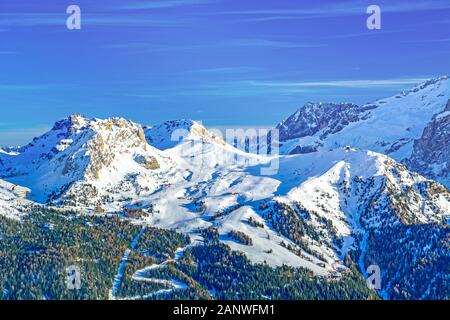 Panorama hivernal depuis Sella Ronda itinéraire skiable des Dolomites depuis le Col Rodella vers le col Pordoi, Trentin, Italie Banque D'Images