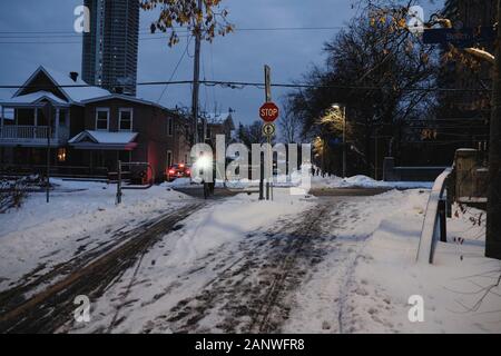 Cycliste d'hiver en direction du nord sur le sentier du cycle Trillium, en traversant la rue Beech. En fin d'après-midi, il ne fait que s'obscurci. Ottawa (Ontario), Canada. Banque D'Images