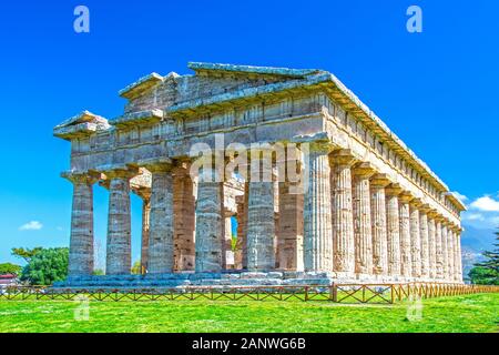 Temple grec de Poséidon au célèbre site archéologique de Paestum classé au patrimoine mondial de l'UNESCO, l'un des temples grecs anciens les plus bien conservés au monde Banque D'Images