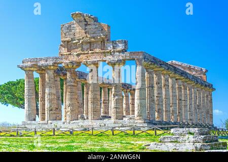 Temple grec d'Athena au célèbre site archéologique de Paestum, classé au patrimoine mondial de l'UNESCO, l'un des temples grecs anciens les plus bien conservés au monde, Banque D'Images