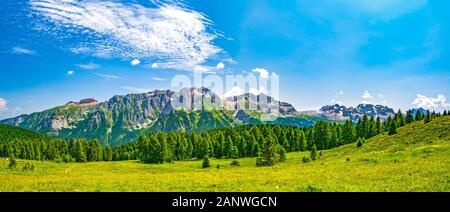 Brenta Dolomites (Cima Tosa pic et autre) comme vu d'en haut Madonna di Campiglio sur une belle journée d'été en Trentin, Italie Banque D'Images