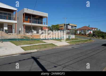 Construction de maisons australiennes contemporaines dans la banlieue de Brisbane de Cannon Hill après la démolition de maisons d'après-guerre sur de grands blocs de banlieue. Banque D'Images