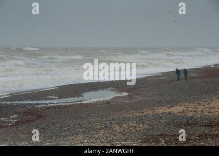 CROMER, UK - 13 Oct 2013 - Stormy Weather tour jetée de Cromer Cromer Norfolk en Angleterre Banque D'Images