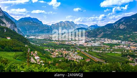 Vallée de l'Adige, paysage d'été du Trentin, près de trente, vers le nord, Italie Banque D'Images